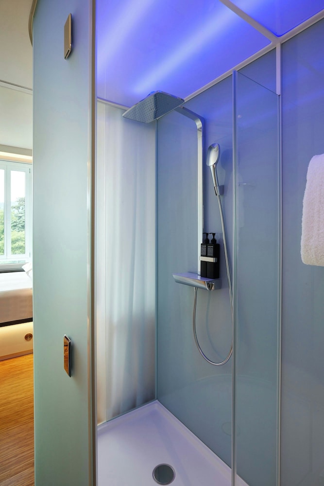 غرفة بسرير كينج في طابق مرتفع، citizenM Zurich 5/8