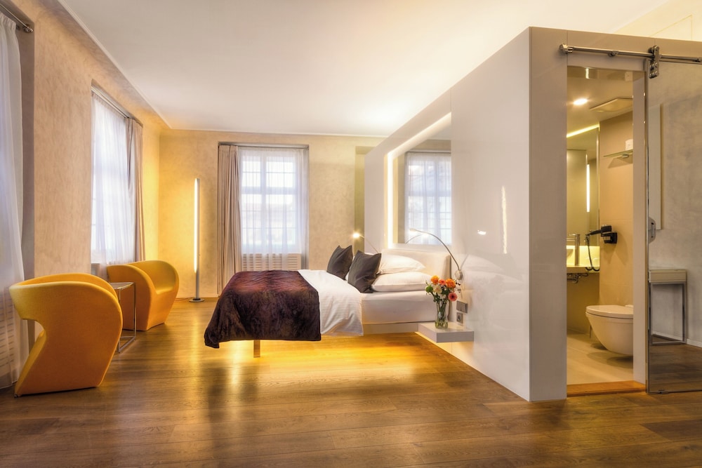 Executive, Suite, Queen Bed, Castle View, Sofa