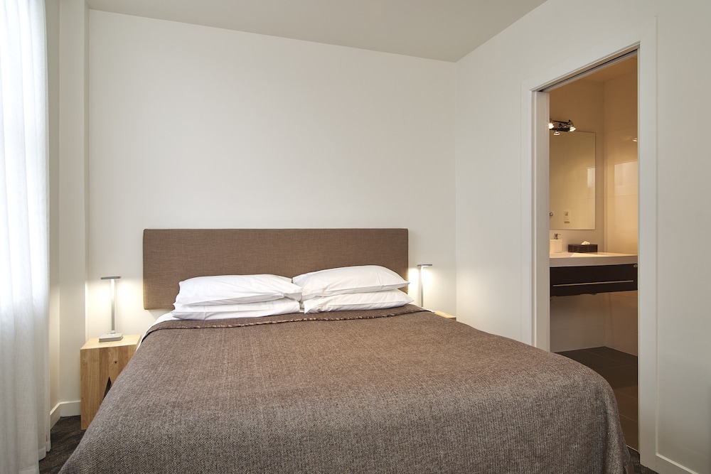 1 BEDROOM, SUITE
