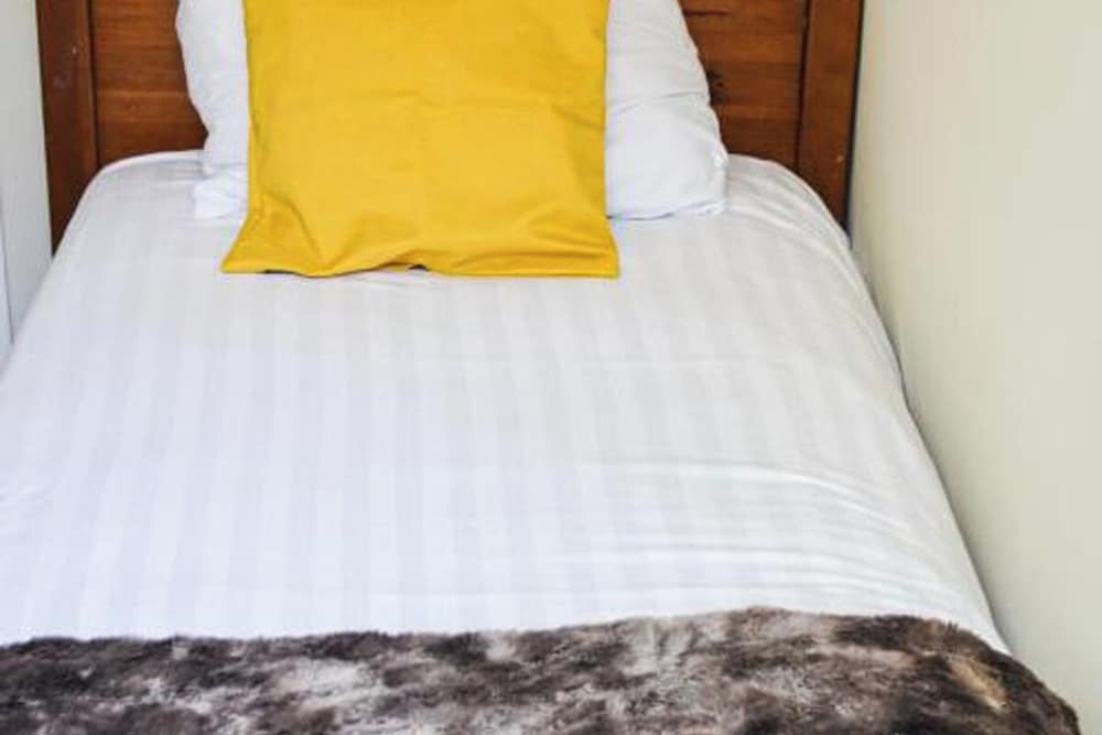 ROOM, SINGLE, SHARED BATHROOM