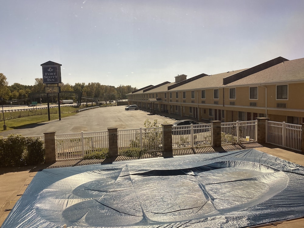 Super 8 by Wyndham Fort Scott 23/49