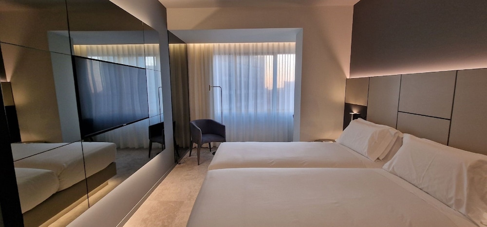 ROOM, TWIN BEDS
