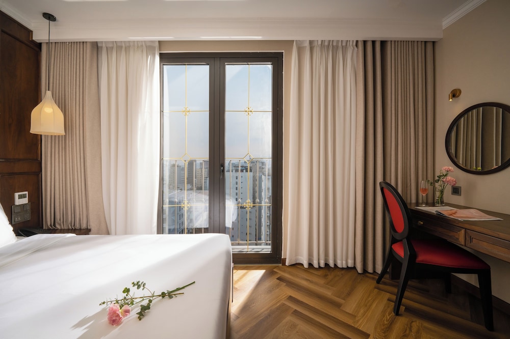 غرفة ديلوكس بسرير كوين بإطلالة على المدينة بشرفة، Golden Lotus Luxury Hotel Da Nang 4/9
