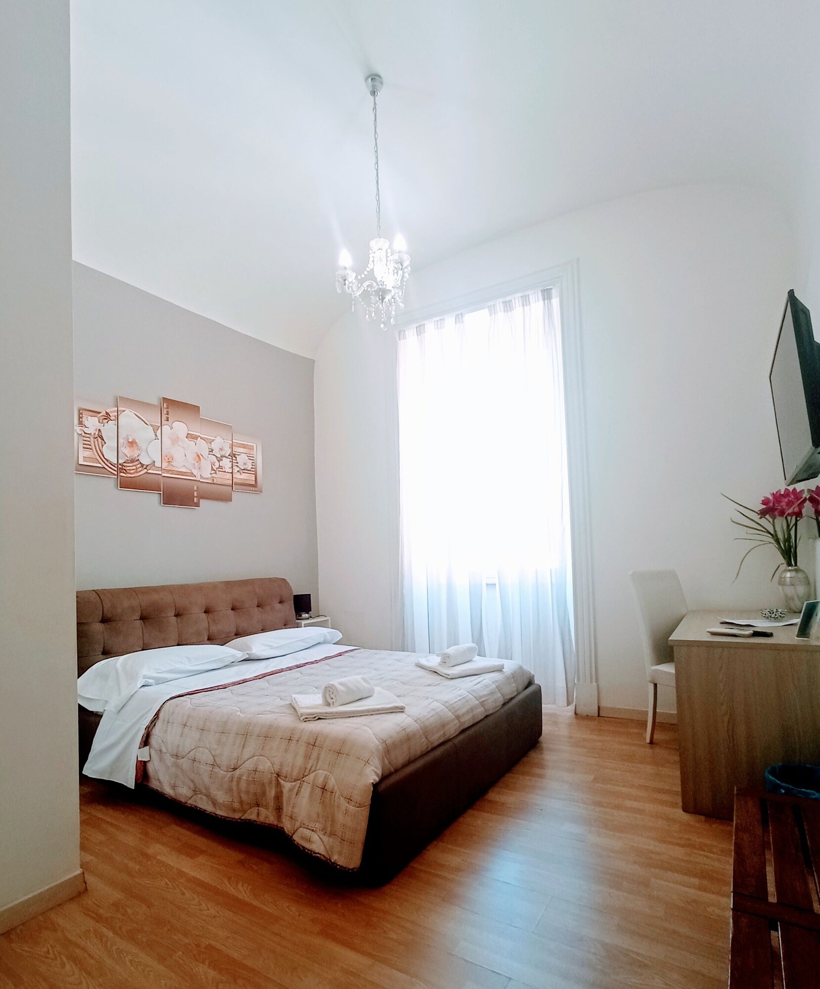 ROOM, DOUBLE OR TWIN BED