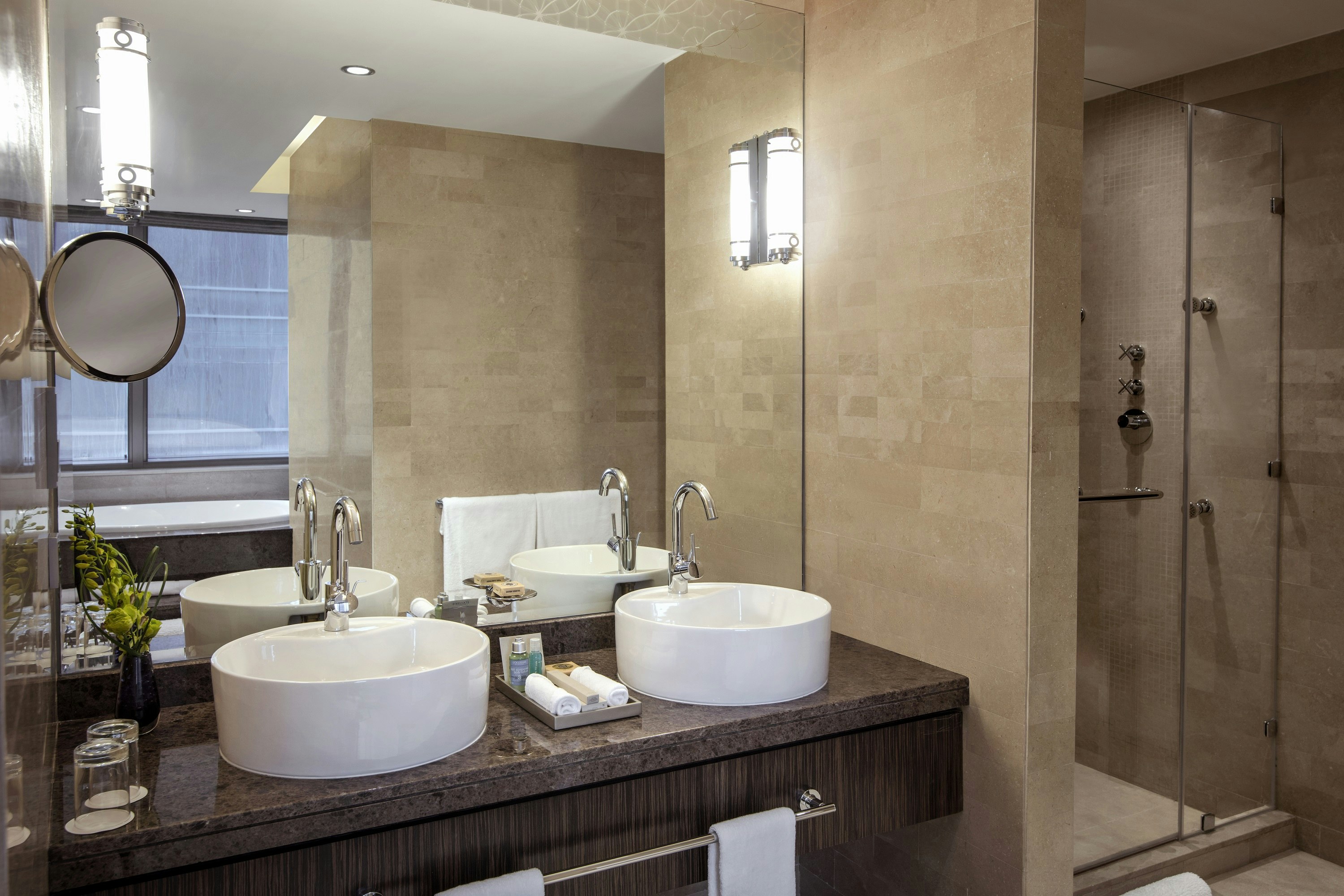 غرفة واسعة بسرير كينج مع دخول الصالة، City Centre Rotana Doha 3/3