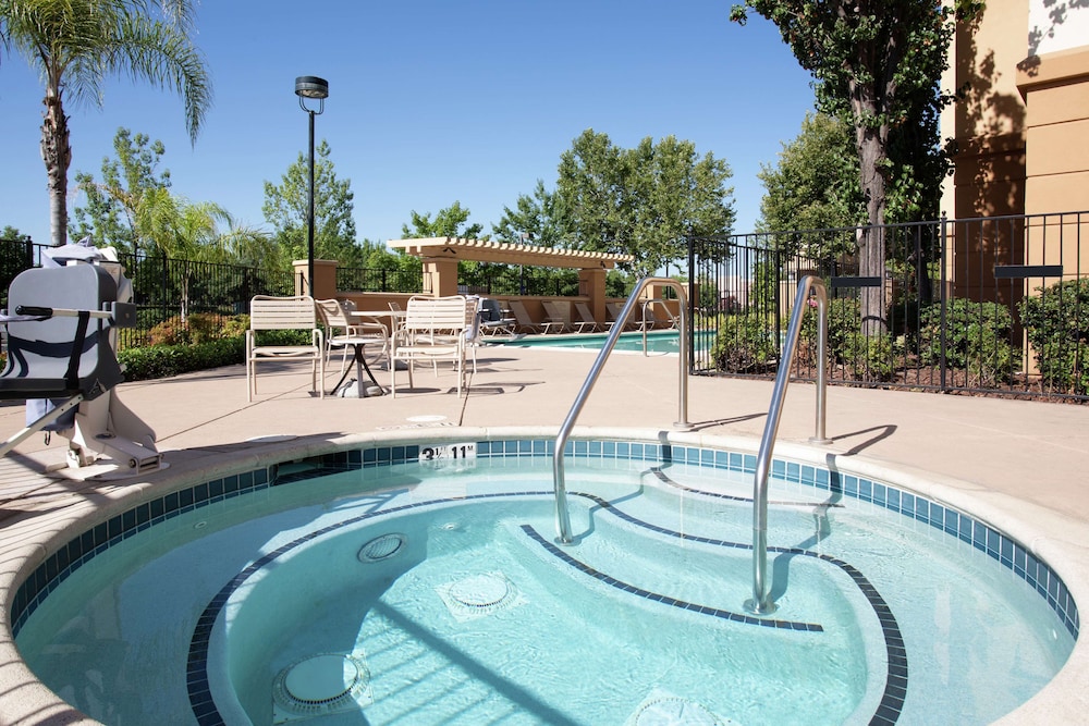 Hampton Inn Suites Yuba City 7/44