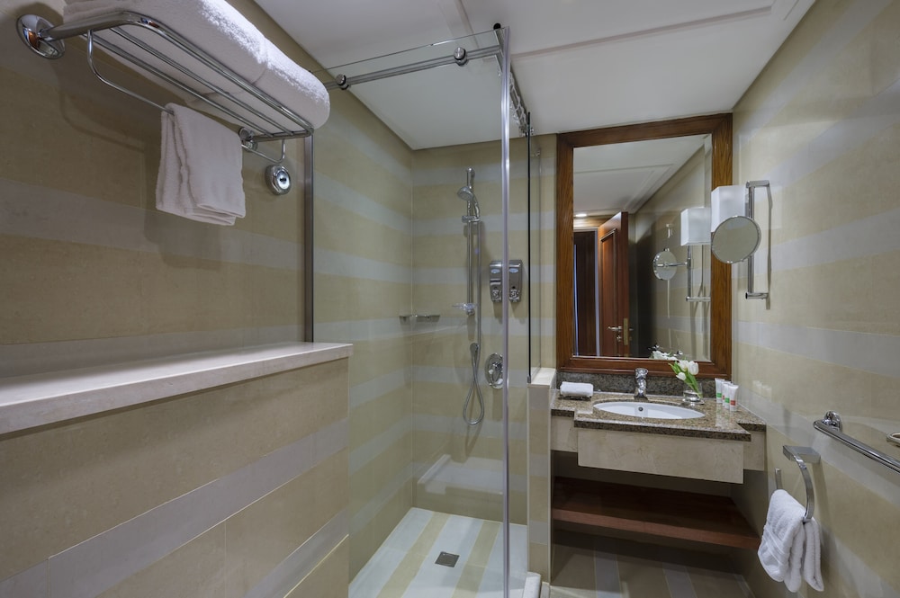 غرفة كلاسيكية ثلاثية بثلاثة أسرّة بإطلالة على المدينة، سويس اوتيل المقام مكة(Swissotel Al Maqam Makkah) 10/10