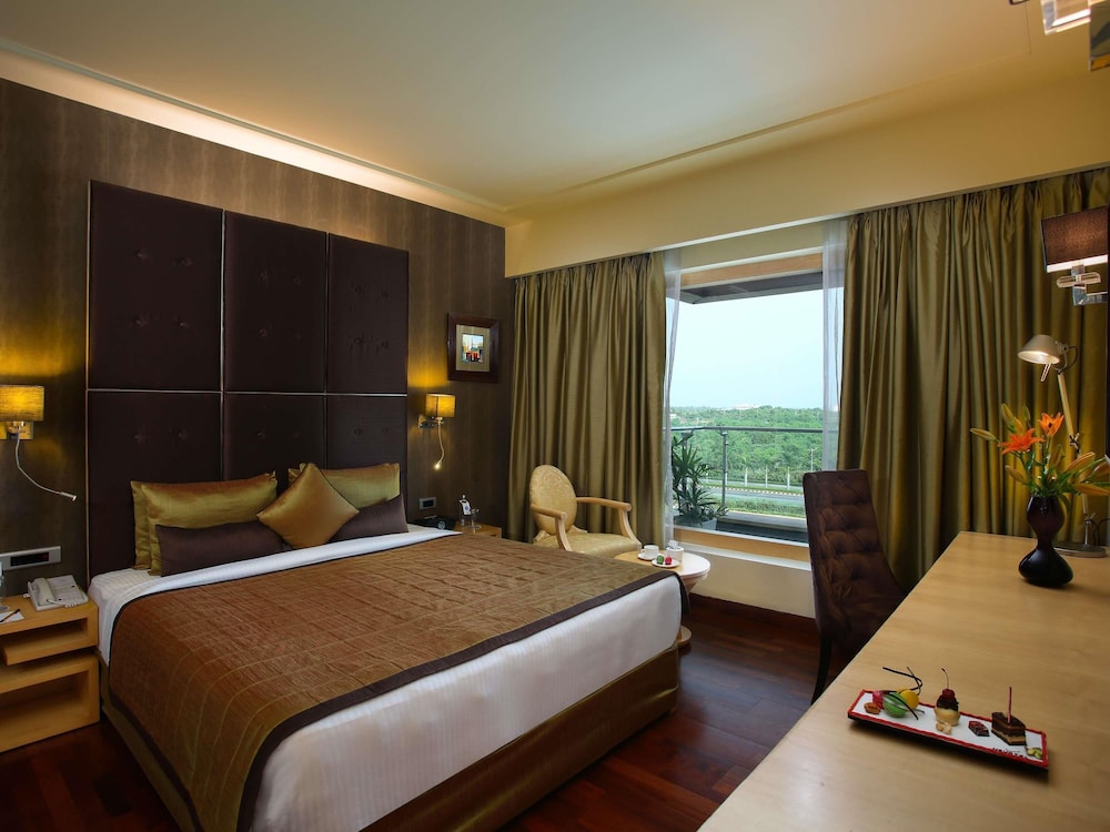 DELUXE, SUITE, POOL VIEW, BALCONY, LOUNGE ACCESS