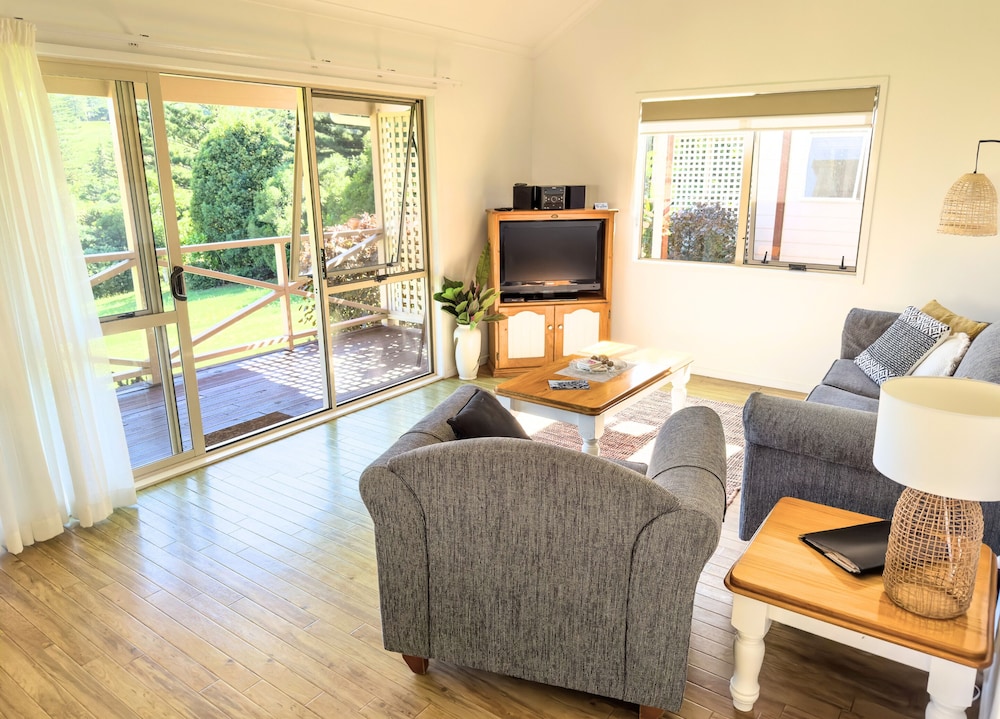 Poinciana Cottages 24/50