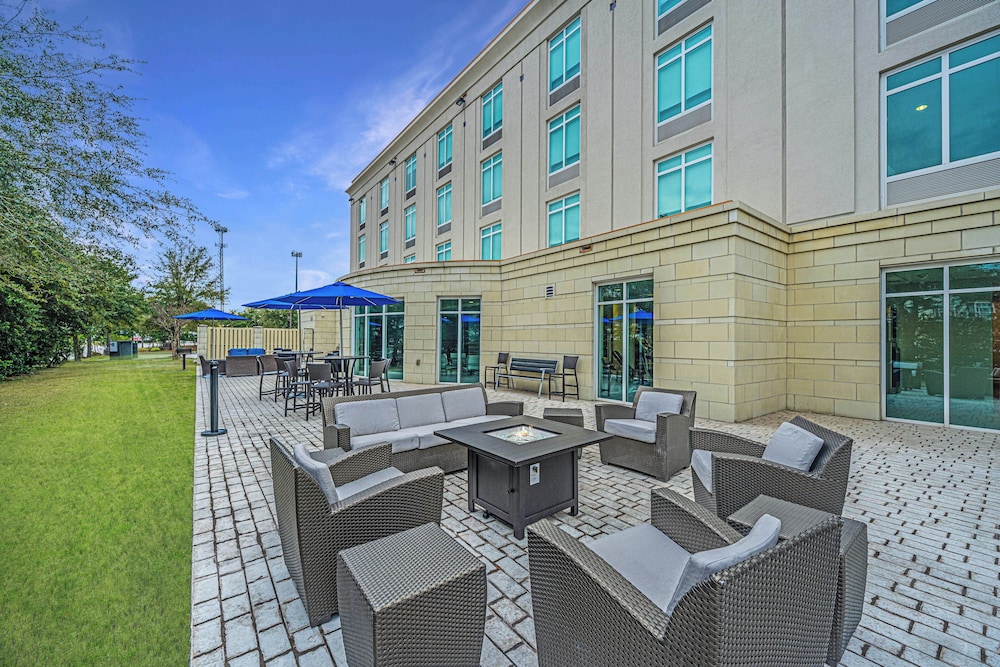 Holiday Inn Express Hotel And Suites Charleston Arpt Conv Ctr Area 66/67