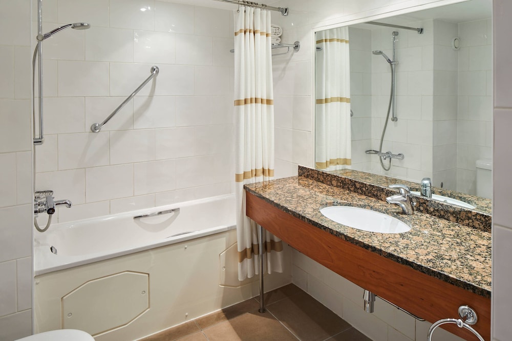 Delta Hotels by Marriott Swindon 4/33