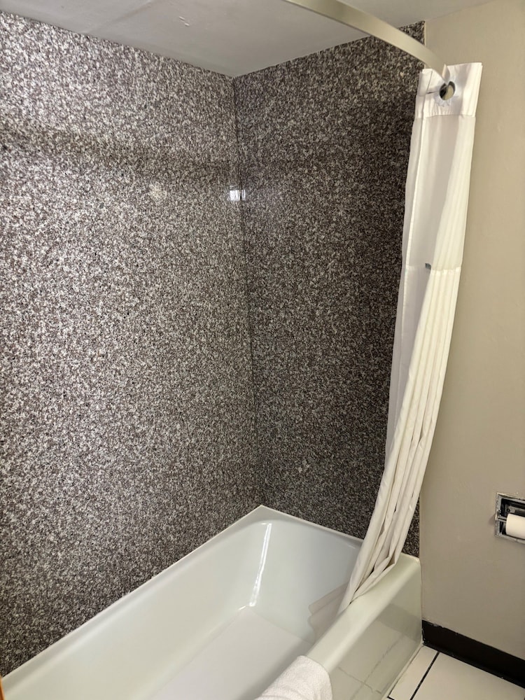 Days Inn by Wyndham West Branch Iowa City Area 40/42