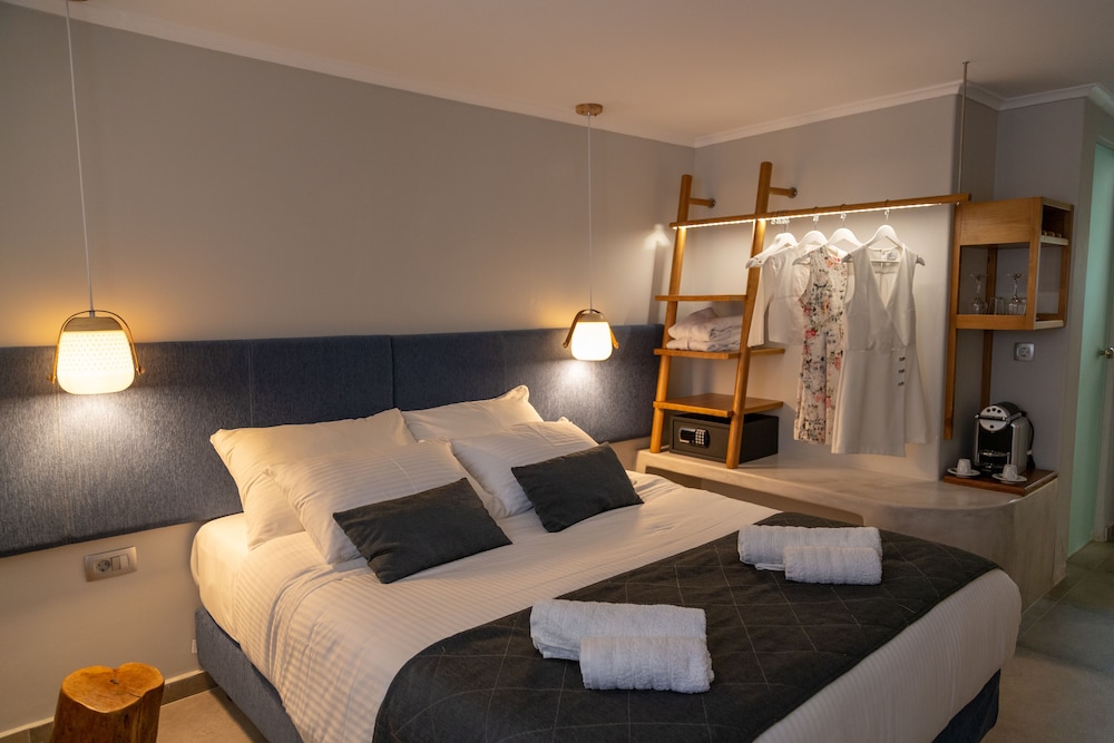 SEMI BASEMENT, DOUBLE OR TWIN BED