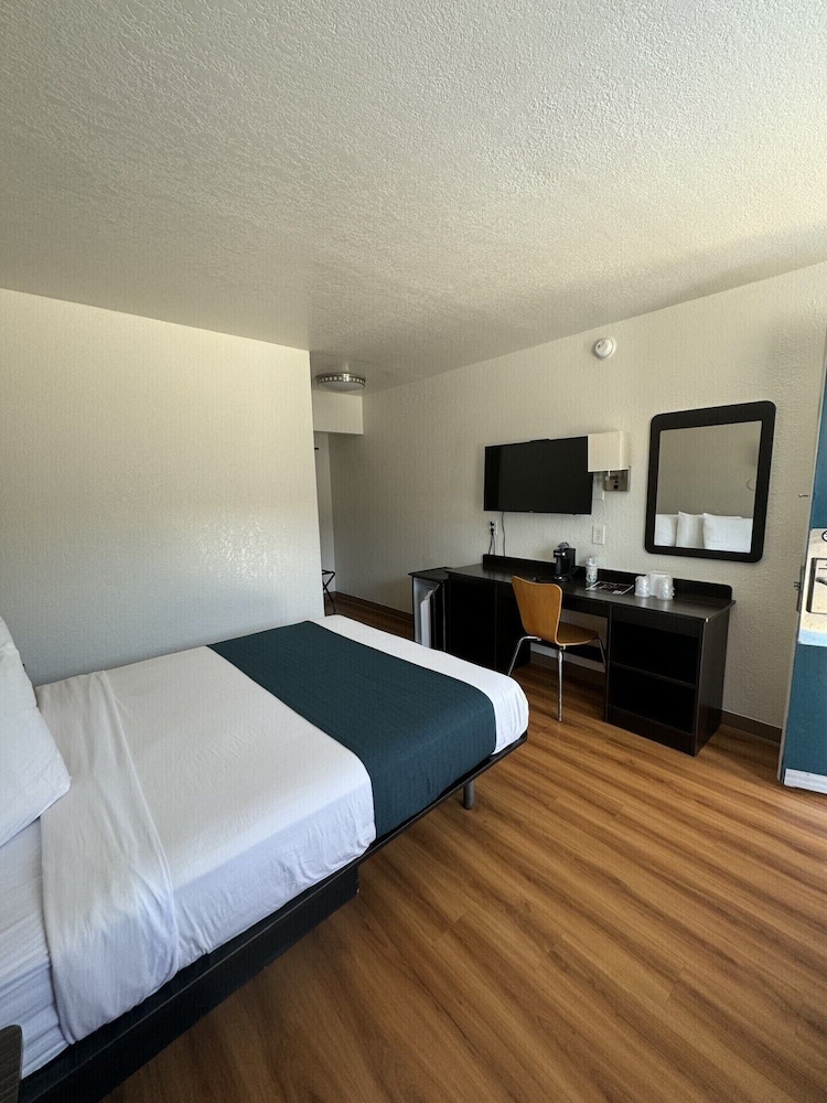 Motel6 Stanton, CA - Anaheim West 22/60