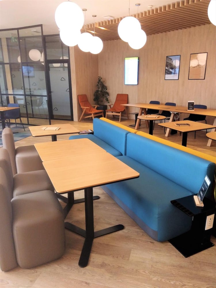 HelloSky Air Rooms & Lounge 24/35