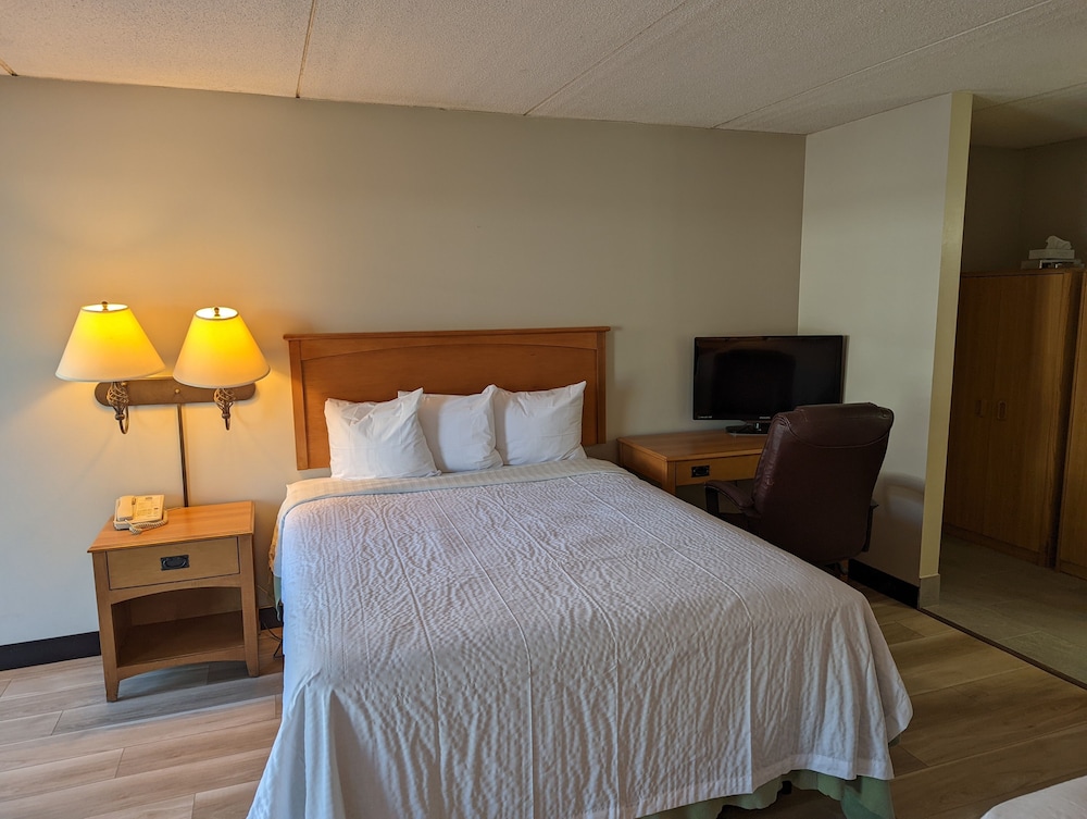 Days Inn by Wyndham Birch Run 7/36