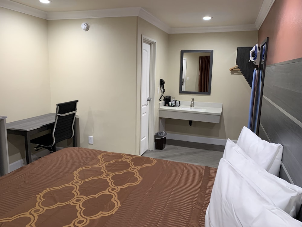 Pacific Inn Anaheim 7/24