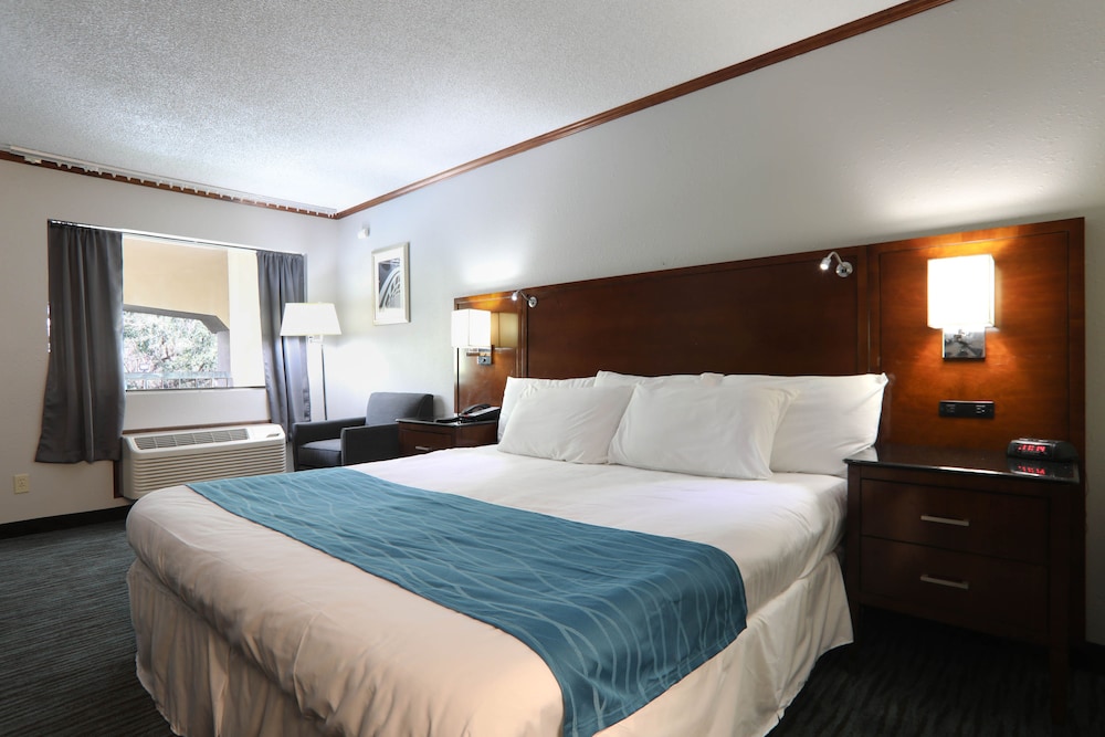 Days Inn by Wyndham Foley 4/33