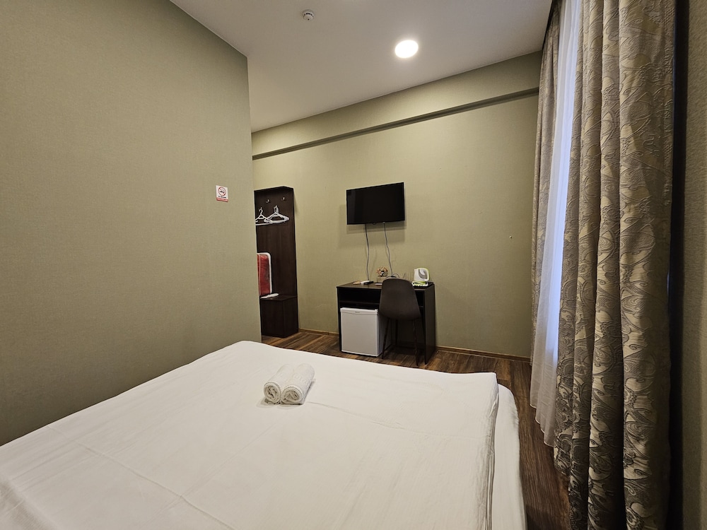 Hotel Iveria 10/50