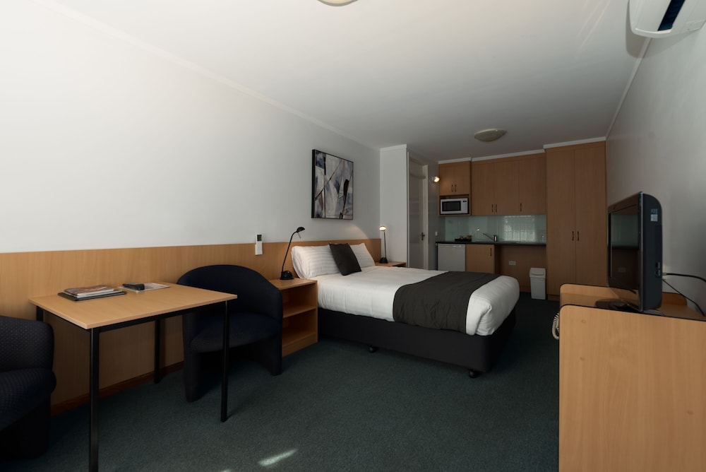 BARCLAY MOTOR INN 28/71