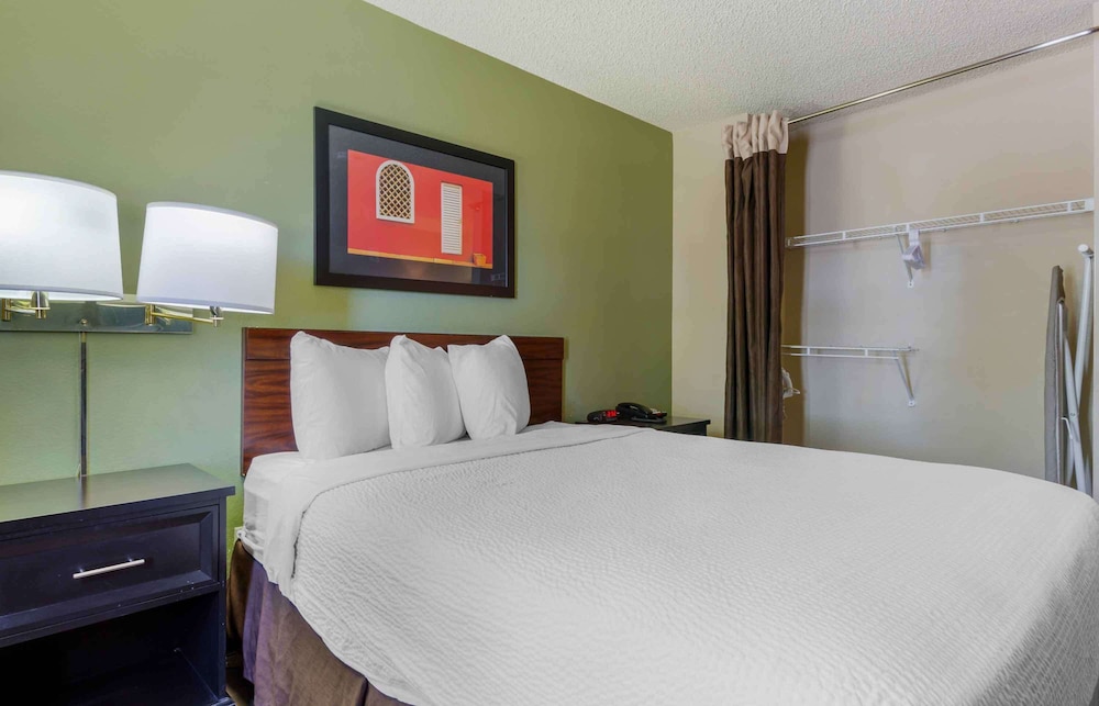 STUDIO, QUEEN BED