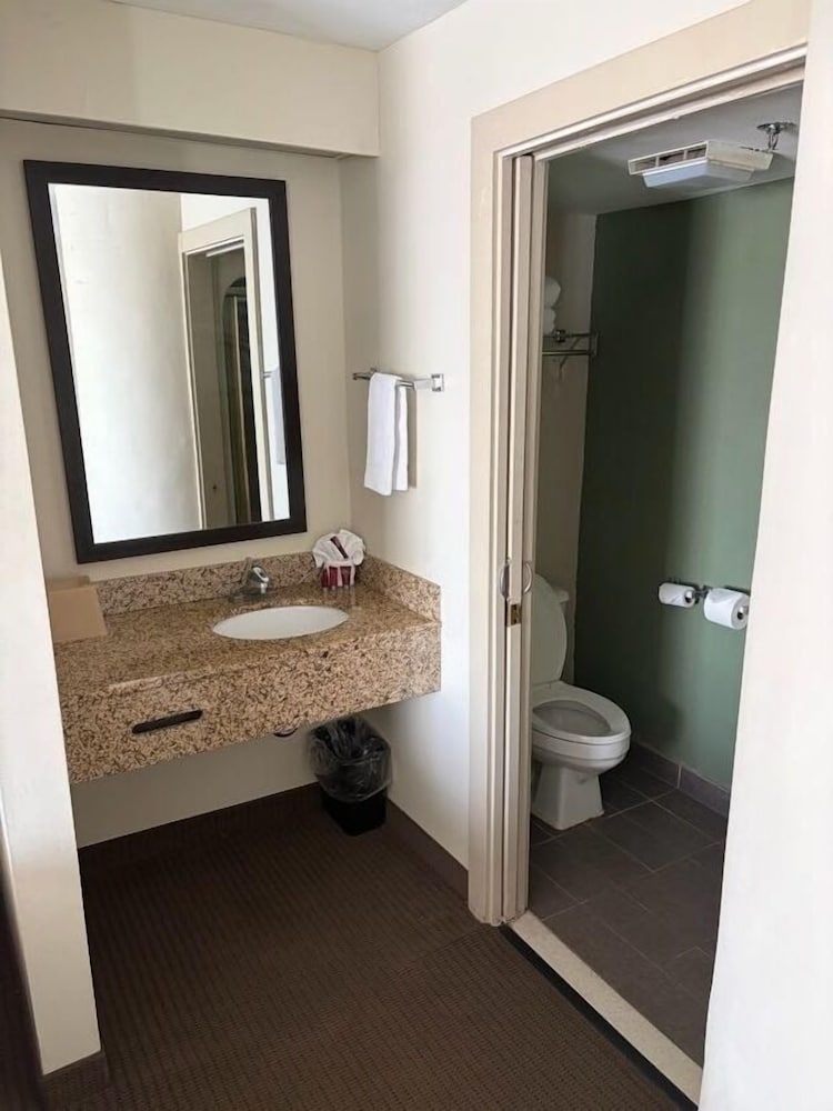 غرفة بسريرين كوين، Phoenix Sky Harbor Airport AZ 4/7
