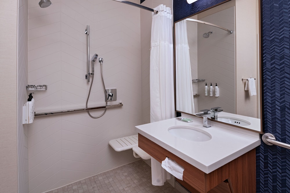 Fairfield by Marriott Inn & Suites Kansas City Airport 37/38