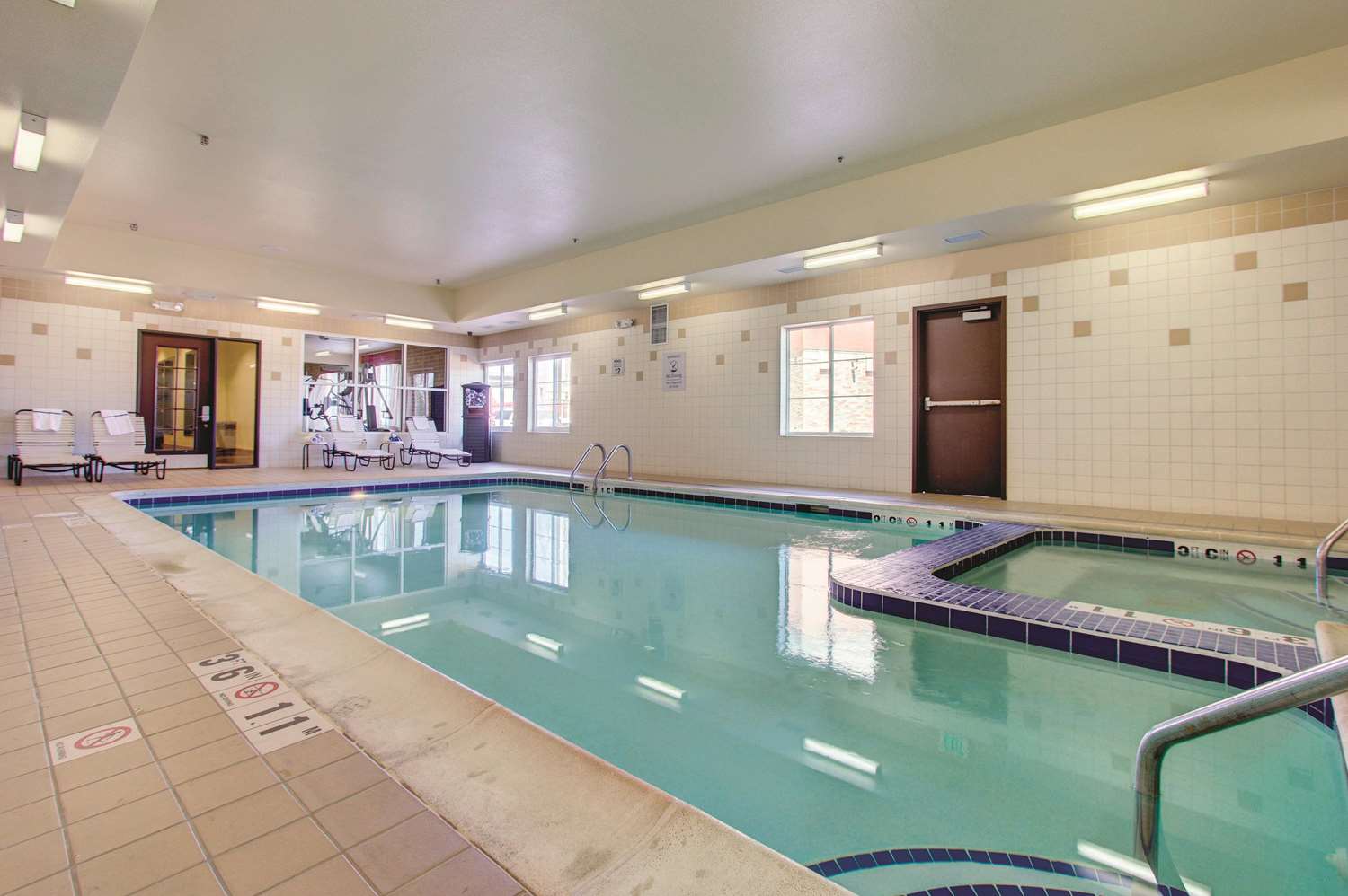 La Quinta Inn & Suites by Wyndham Denver Gateway Park 12/33