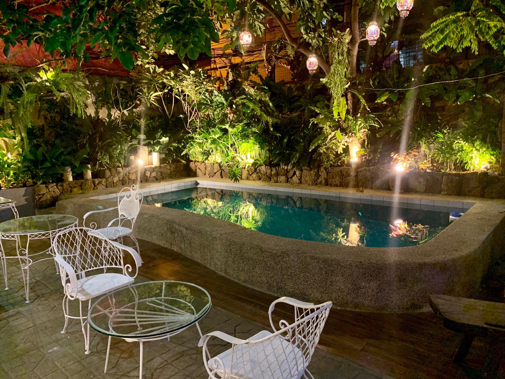 Courtyard Hotel 37/40