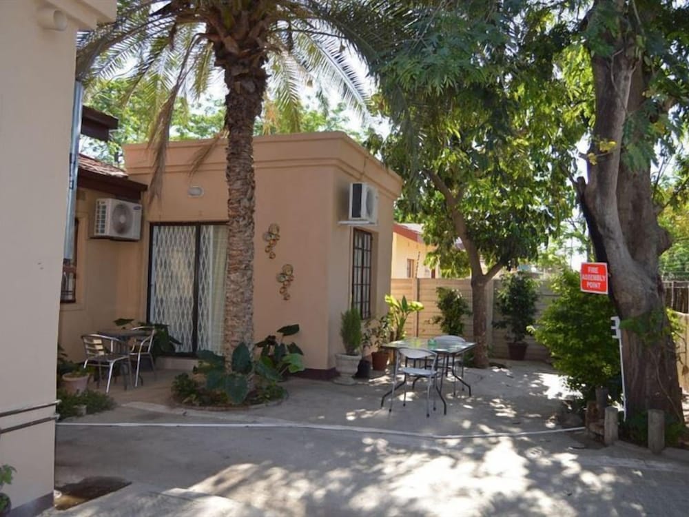 Crown Guest Lodge 22/25