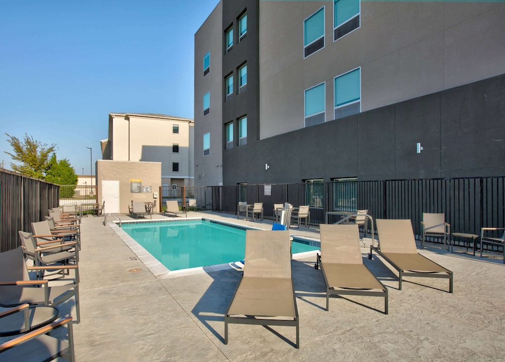 La Quinta Inn & Suites by Wyndham Dallas/Fairpark 1/40