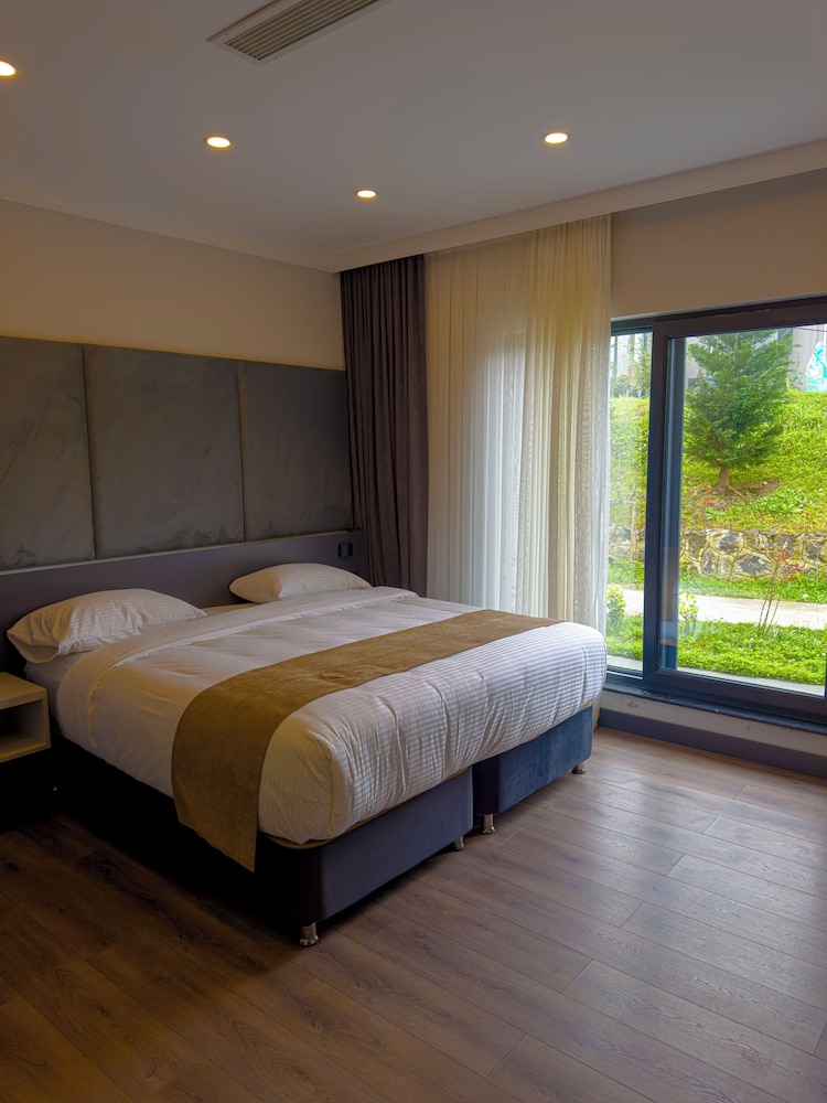 Basic, Queen Bed