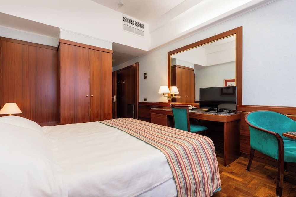 DELUXE, DOUBLE OR TWIN BED