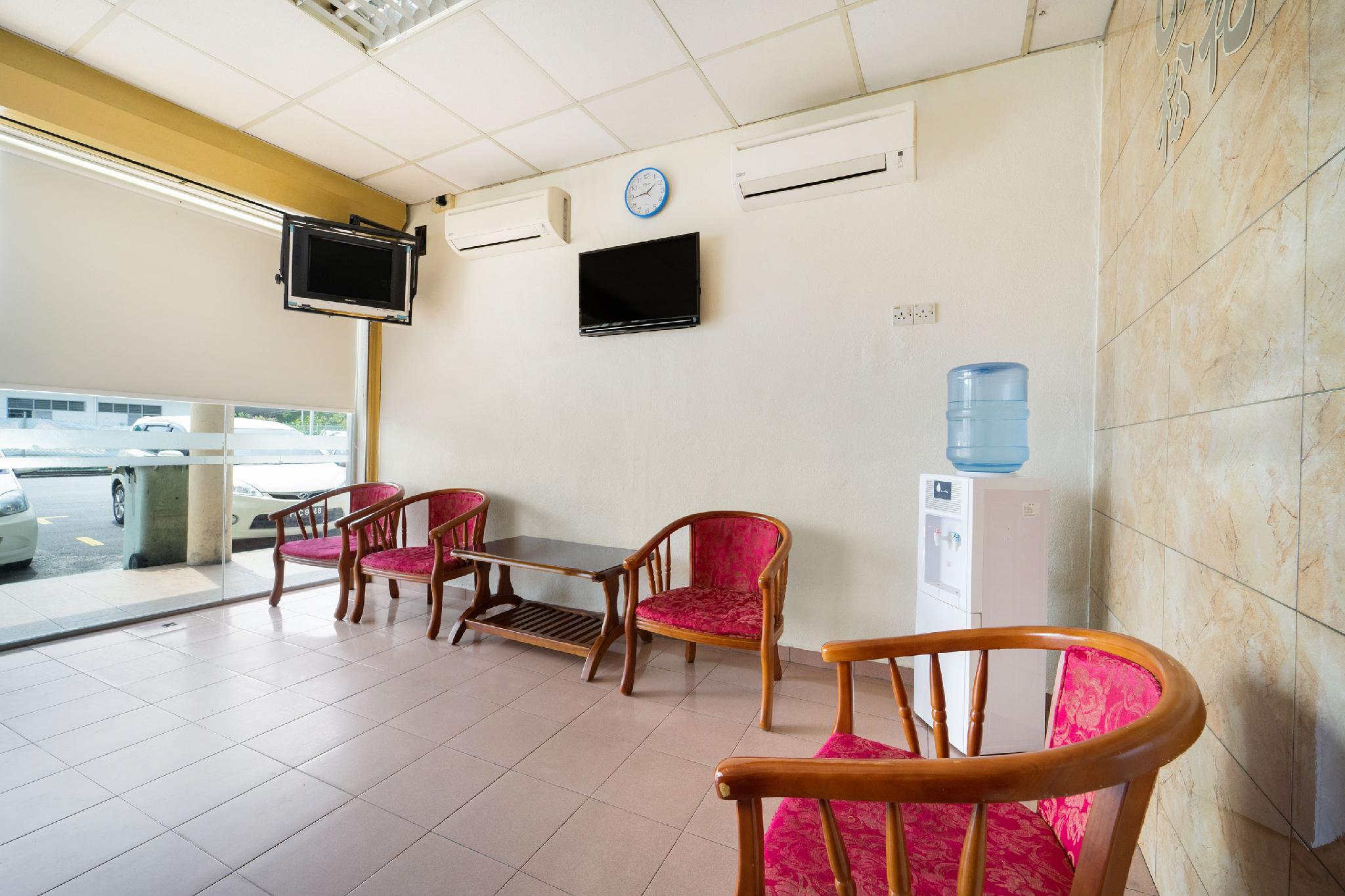 OYO 89461 Cp Hotel 27/32