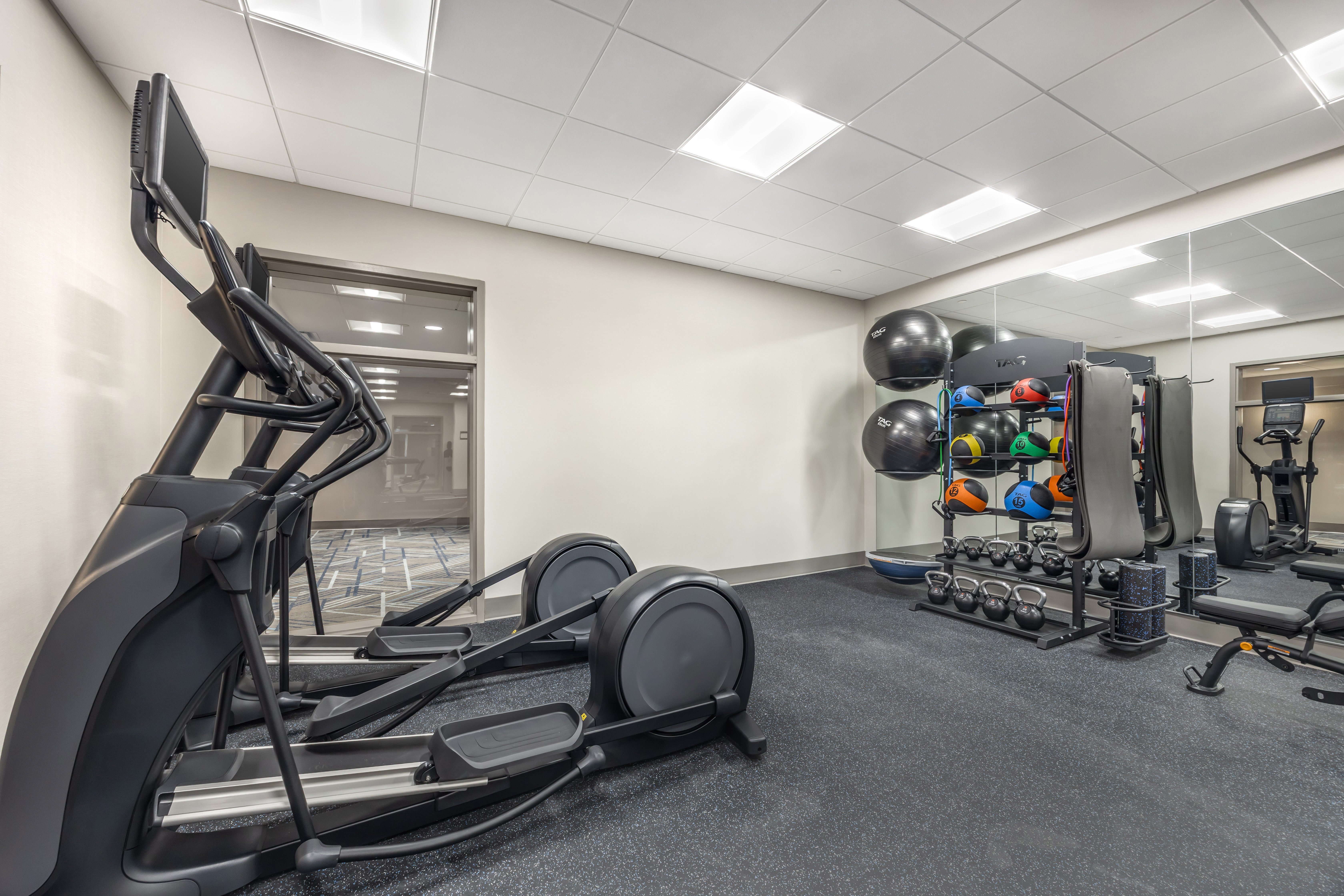 Holiday Inn Express & Suites Nashville West End - Univ Area, an IHG Hotel 24/42