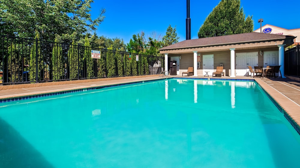 Best Western Plus Grand Manor Inn 18/43