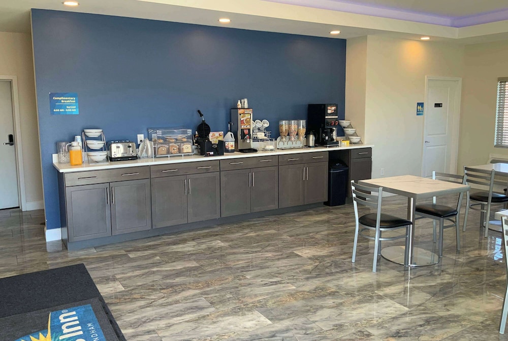 Days Inn by Wyndham Troy IL 25/34