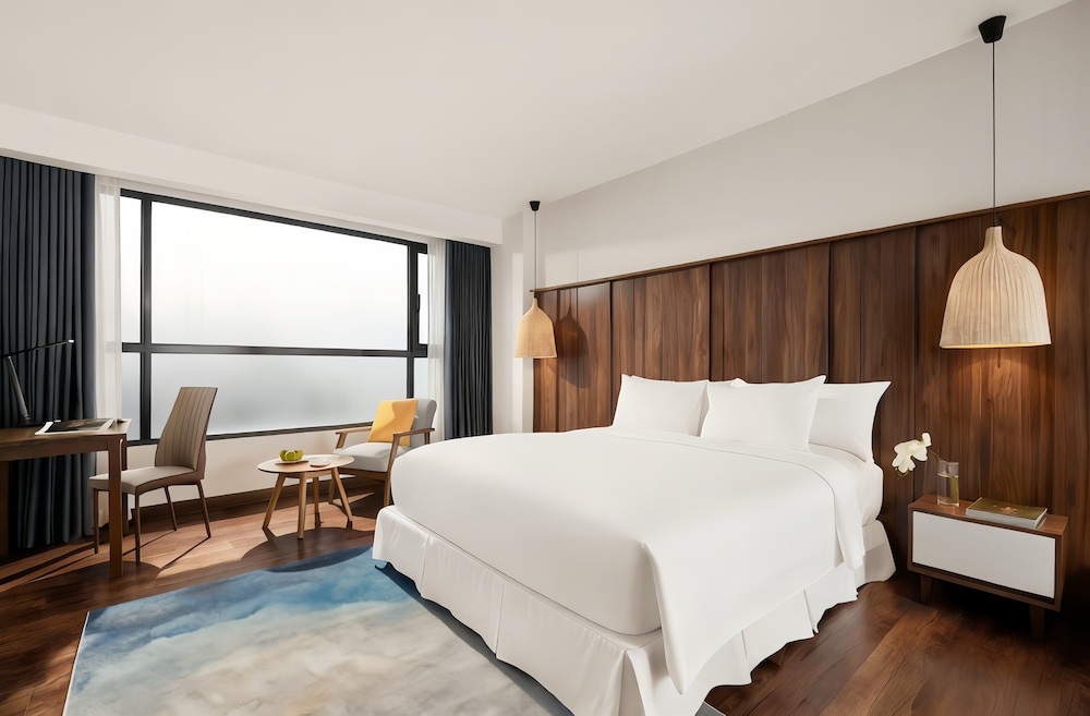 DELUXE, KING BED, CITY VIEW