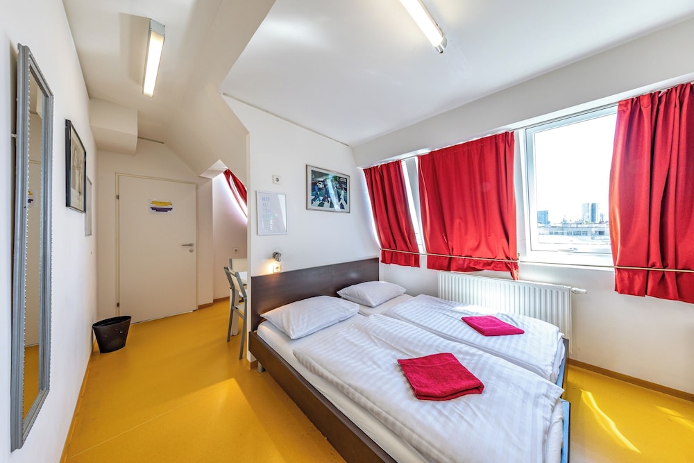 A T Holiday Hostel Wien 25/77