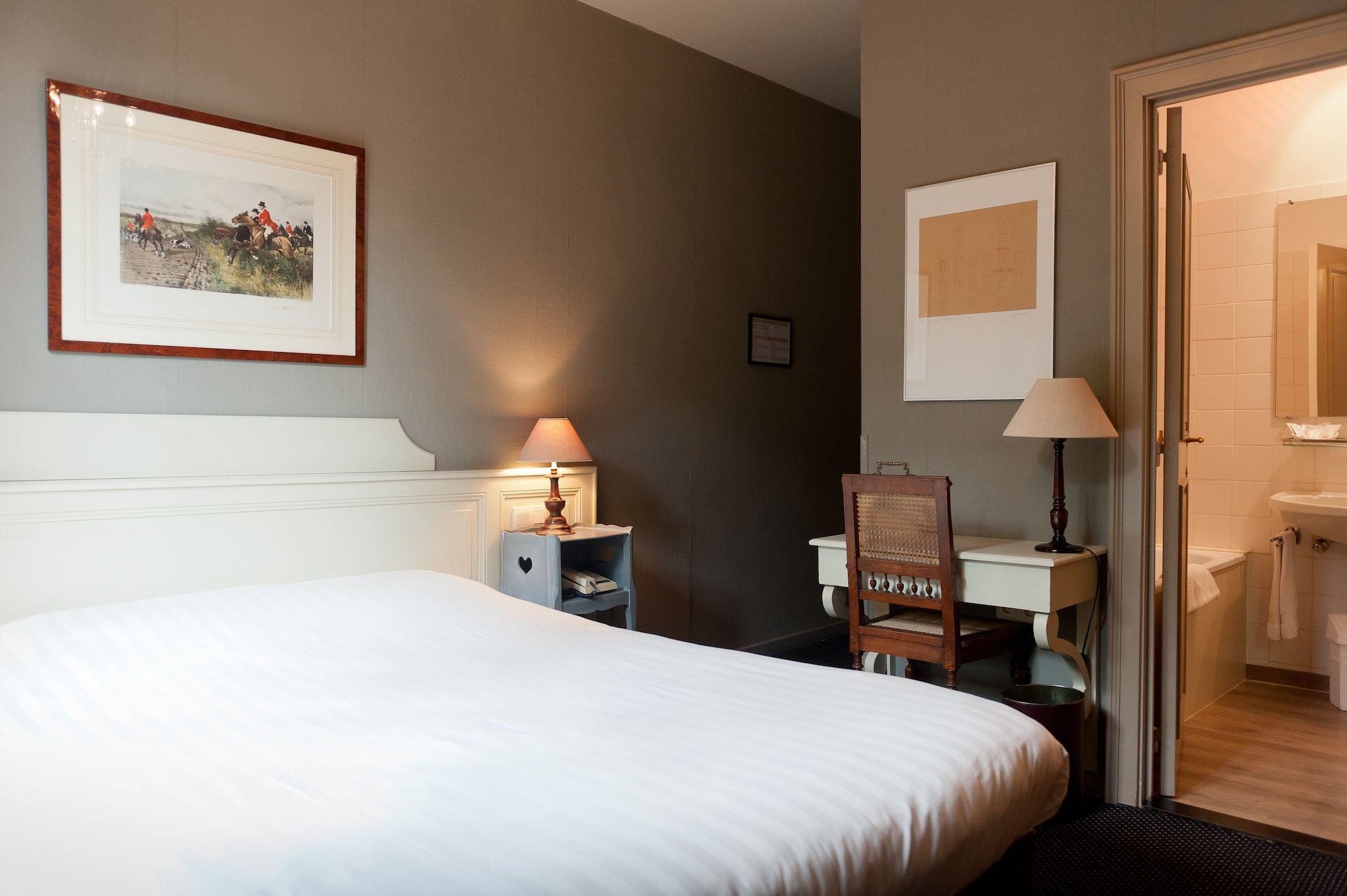 STANDARD, DOUBLE BED, CANAL VIEW