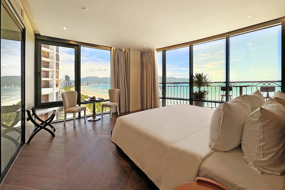 Presidential, Suite, Double Bed, Ocean View, Bathtub, Holiday Beach Hotel Danang 5/10