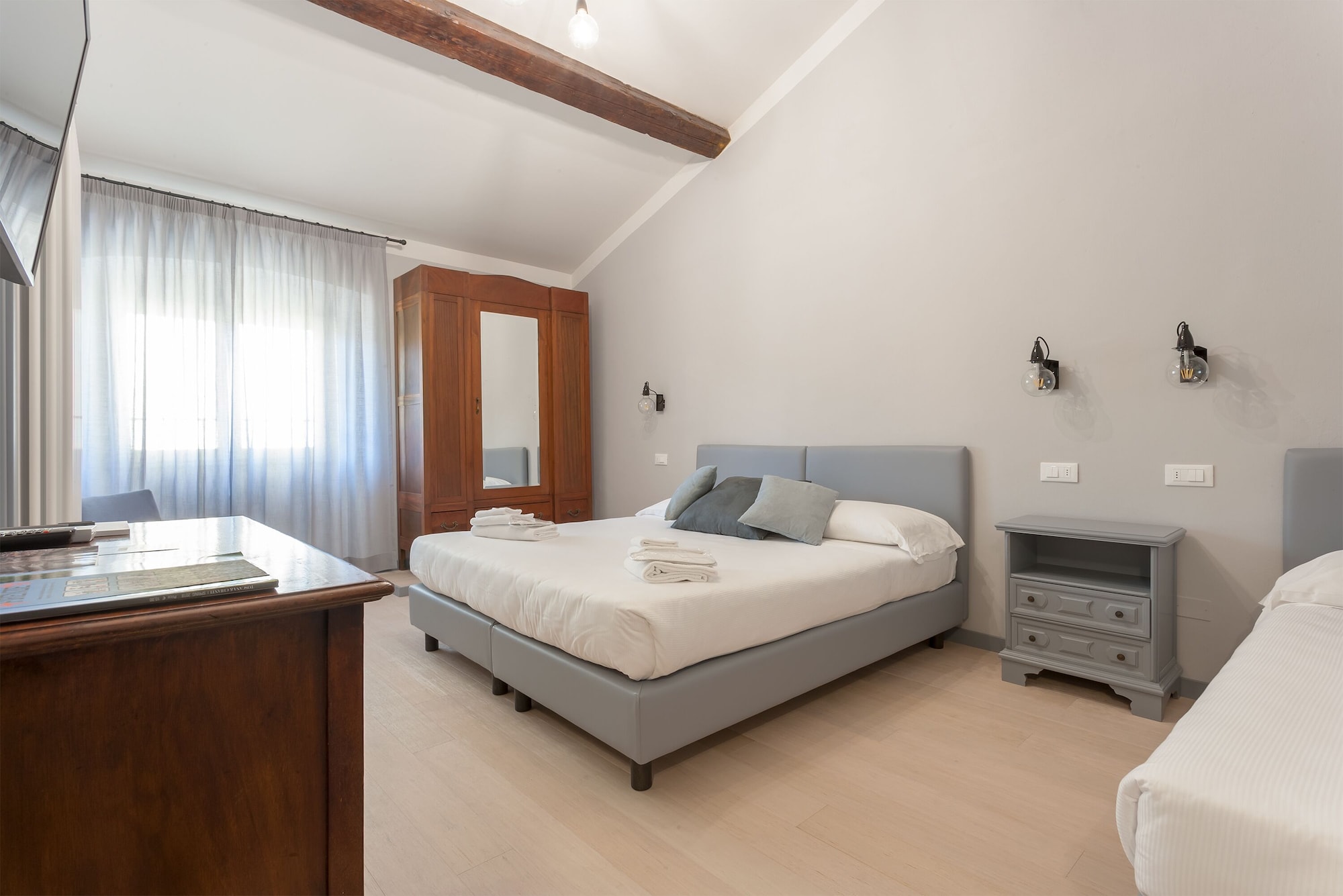 DELUXE, DOUBLE OR TWIN BED