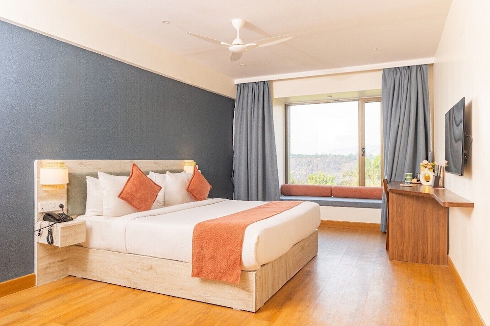Superior, King Bed, Valley View