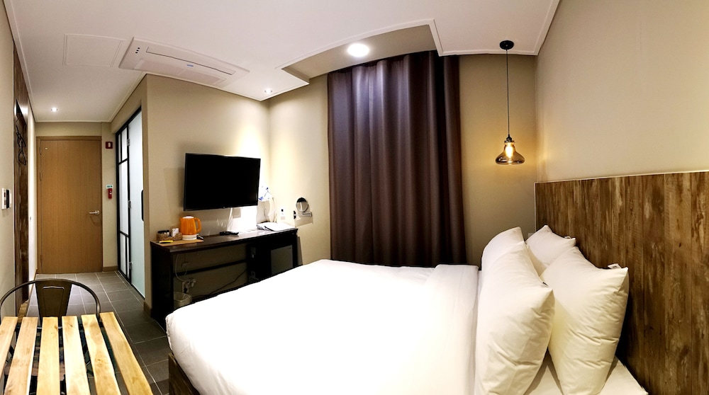 ROOM ASSIGNED ON ARRIVAL, QUEEN BED
