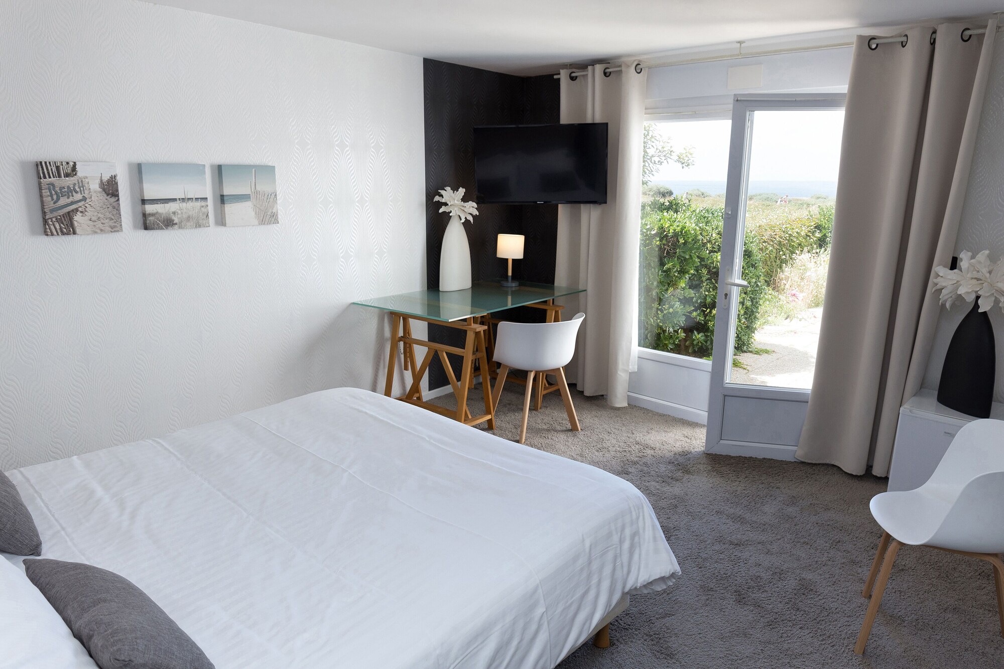 Room, Queen Bed, Sea View, Garden Area