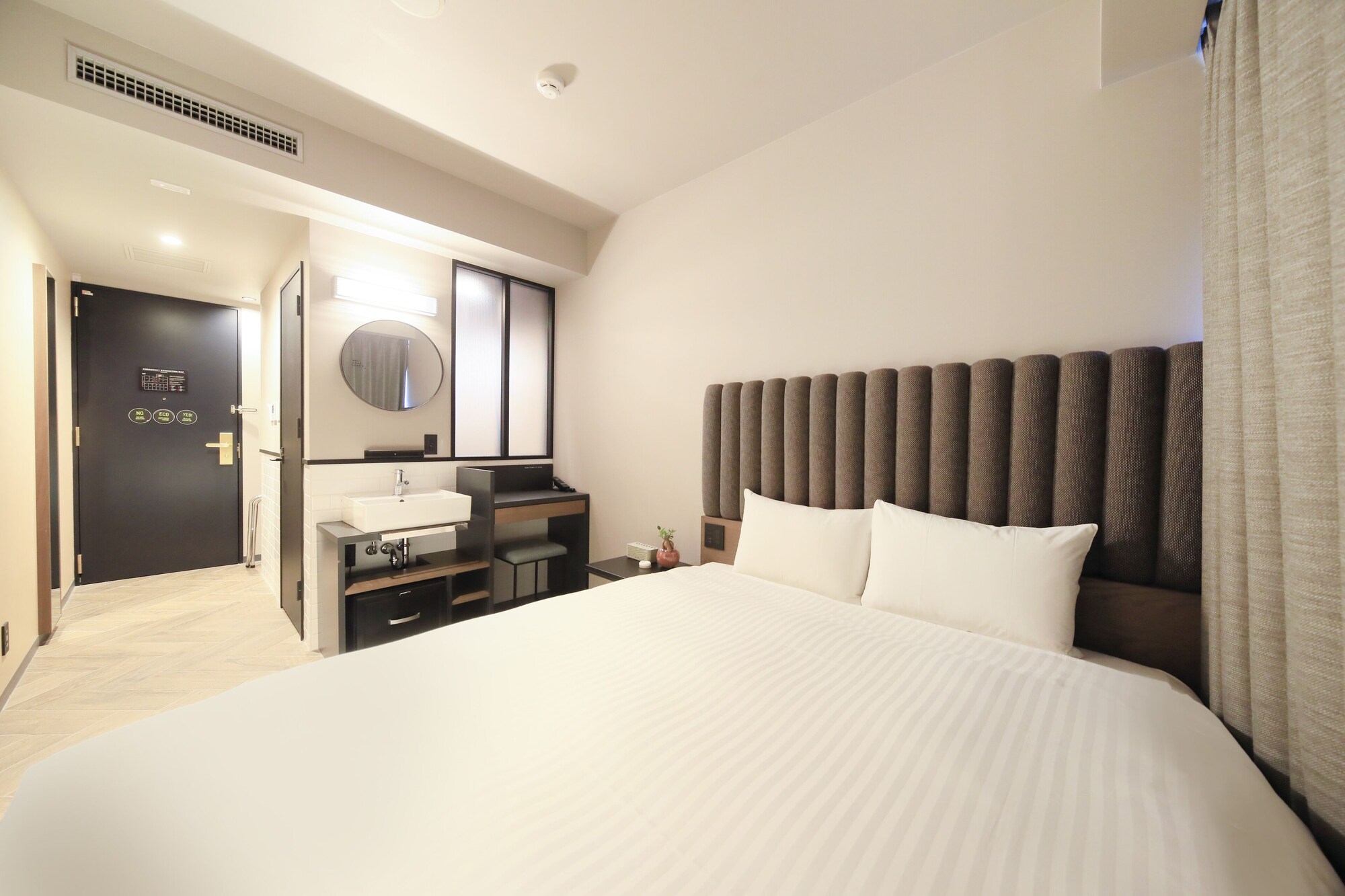 STANDARD, QUEEN BED