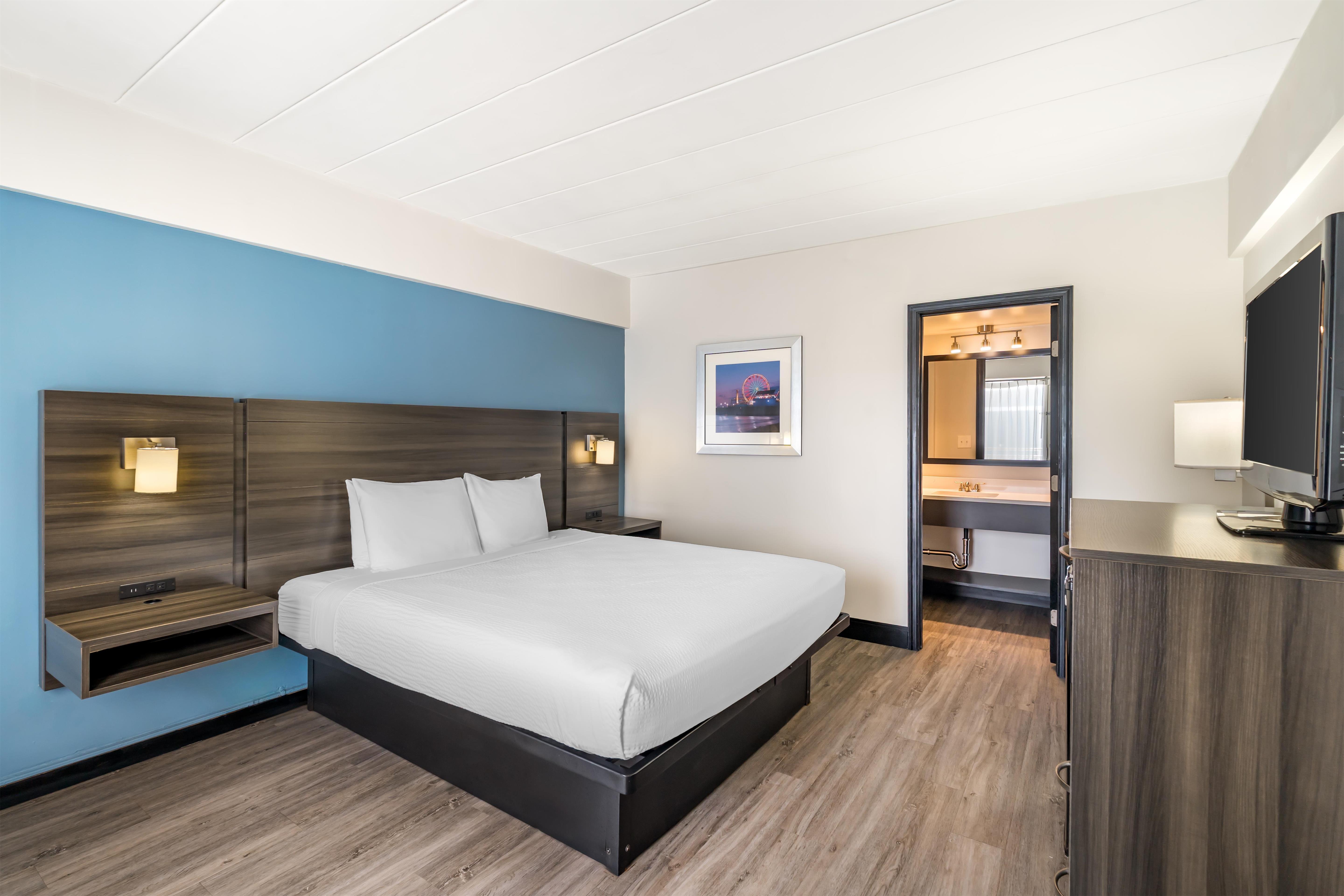 Inner, King Bed، SureStay Hotel by Best Western Virginia Beach Royal Clipper 4/10