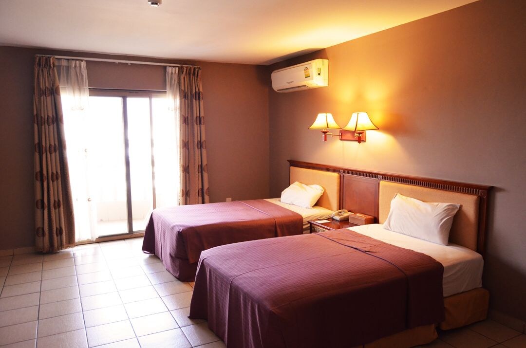 TWIN ROOM