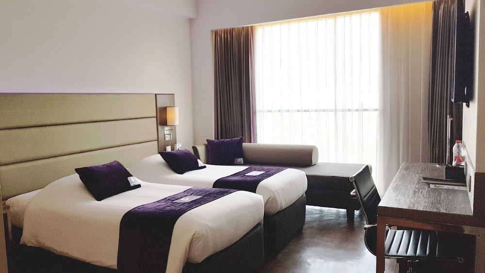 PREMIER, TWIN BEDS, LARGE, SMOKING