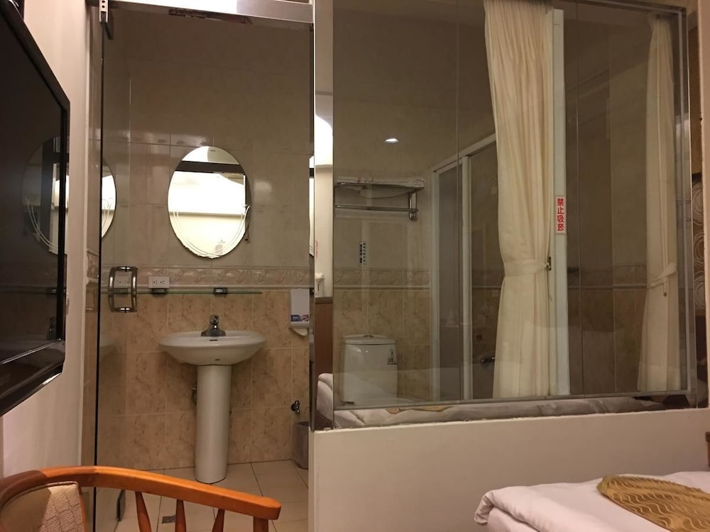 Ri Yue Hu Pan Hotel 7/28